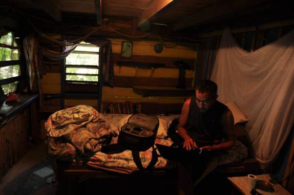 Trabalhando no nosso quarto de hotel em Hopkins, no litoral sul de Belize